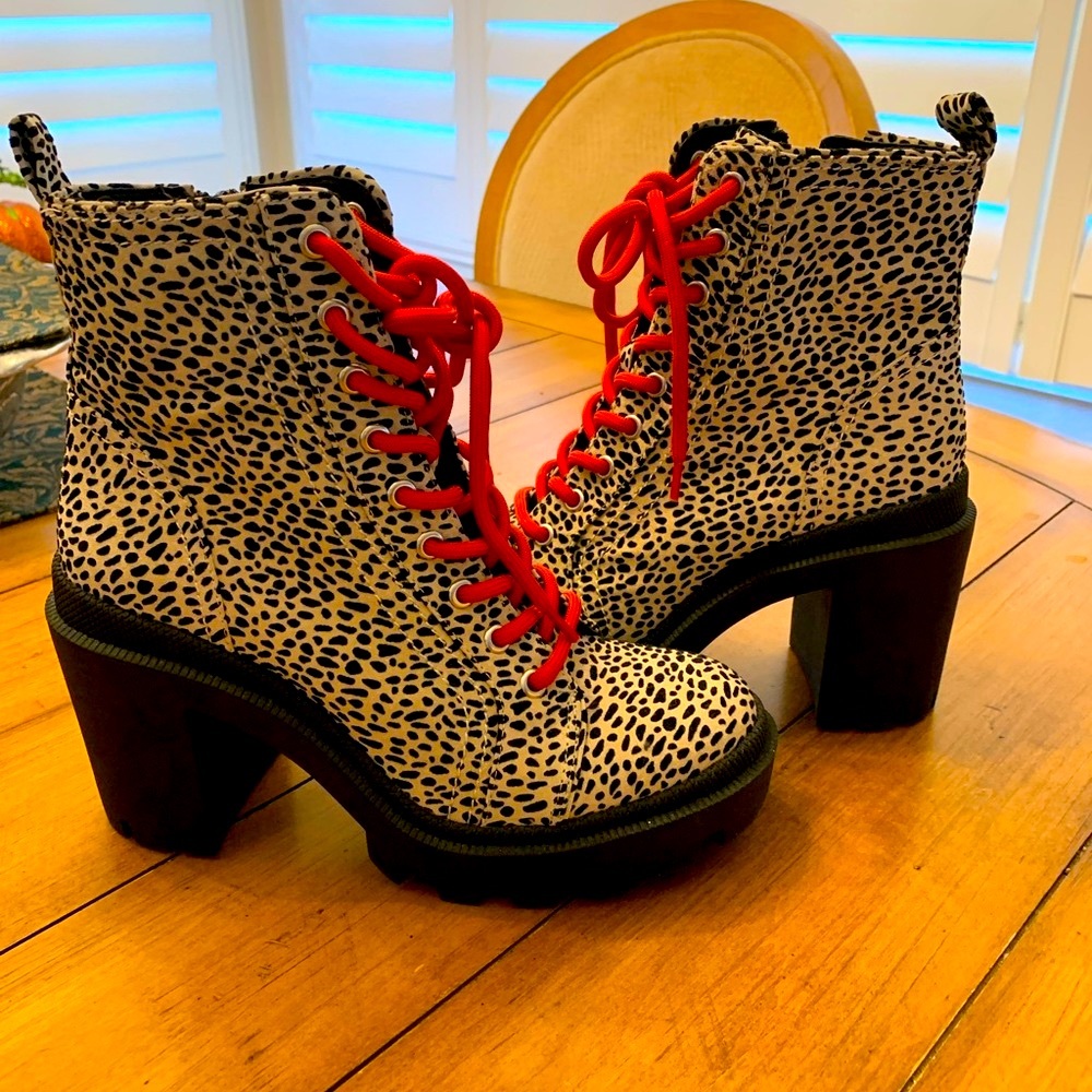 Gianni binni susde boots in  leopard animal print size 7 new with red laces
